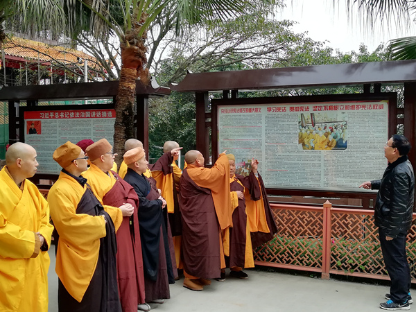 圣水寺组织僧人开展宪法学习教育活动_副本.jpg