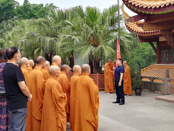 区民宗局领导在圣水寺恢复开放升旗仪式前开展爱国爱教主旨讲话_副本.jpg